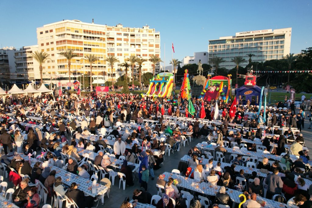 YigitAslanataa's tweet photo. 📍İzmir Cumhuriyet Meydanı

TÜGVA İzmir olarak gerçekleştirdiğimiz Ramazan Şenliği ve Büyük Aile İftarı’nı binlerce gönlün aynı sofrada buluştuğu büyük bir coşkuyla tamamladık.

Programımıza katılım sağlayan tüm misafirlerimize teşekkür ederiz.

Ve bir kez daha gördük ki…
Ramazan Şenliği en çok İzmir’imize yakıştı. 😎