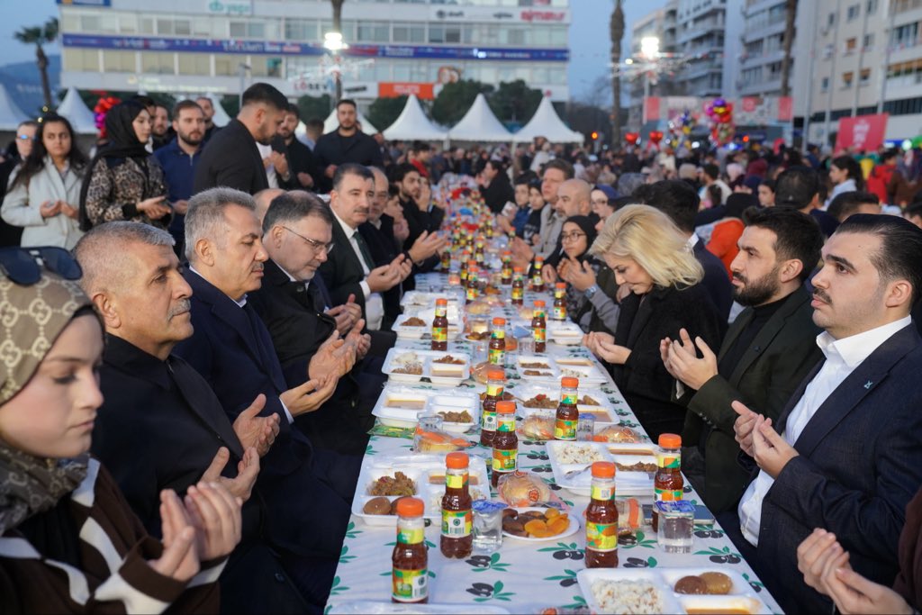 📍İzmir Cumhuriyet Meydanı

TÜGVA İzmir olarak gerçekleştirdiğimiz Ramazan Şenliği ve Büyük Aile İftarı’nı binlerce gönlün aynı sofrada buluştuğu büyük bir coşkuyla tamamladık.

Programımıza katılım sağlayan tüm misafirlerimize teşekkür ederiz.

Ve bir kez daha gördük ki…