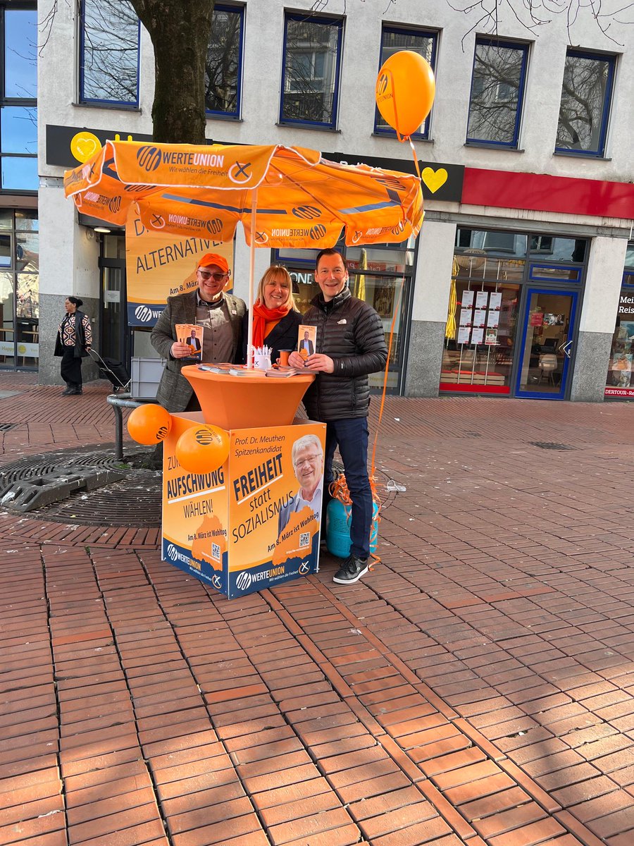 Ottersberg_WU's tweet photo. Wahlkampfendspurt in Stuttgart! Auch heute haben wir Infostände in Stuttgart durchgeführt. Wir waren in Stuttgart Bad Cannstatt und in der Königstraße mit unseren WerteUnion Ständen vertreten. Morgen gilt es! Wählt die WerteUnion für eine echte Politikwende. #WerteUnion https://t.co/HwPn18YGGM