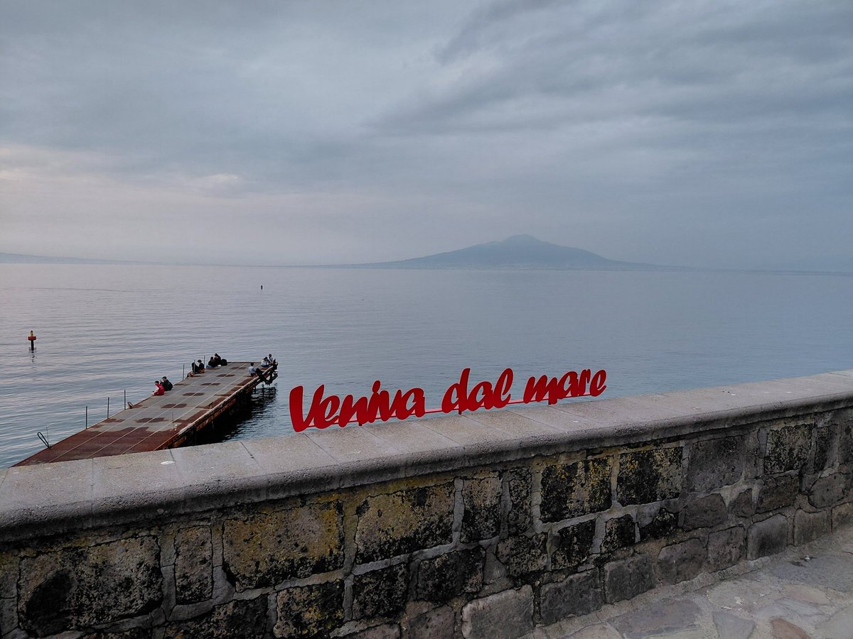 halo_reverse's tweet photo. Ho accompagnato mia sorella ad un convegno medico a Sorrento, pomeriggio ci siamo prese uno spritz al limoncello a piazza Tasso e devo dire che se avessi assunto stupefacenti avrei avuto meno la testa leggera e la ridarella sinceramente https://t.co/78knoGDxZ7