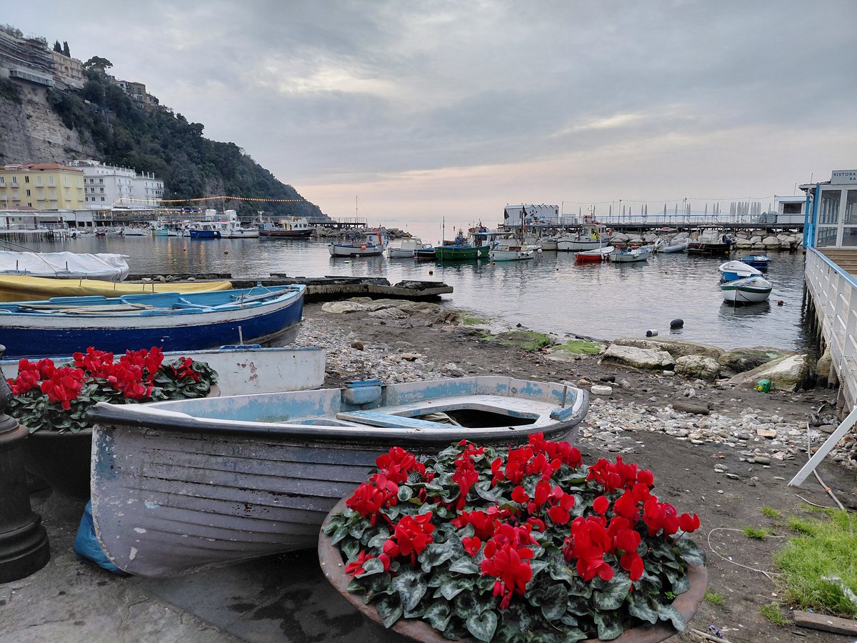 halo_reverse's tweet photo. Ho accompagnato mia sorella ad un convegno medico a Sorrento, pomeriggio ci siamo prese uno spritz al limoncello a piazza Tasso e devo dire che se avessi assunto stupefacenti avrei avuto meno la testa leggera e la ridarella sinceramente https://t.co/78knoGDxZ7