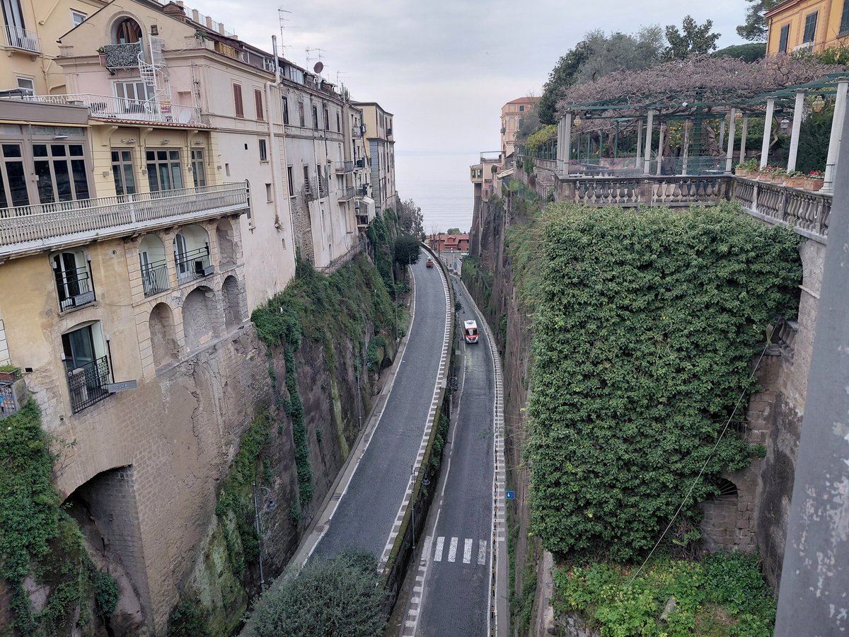 halo_reverse's tweet photo. Ho accompagnato mia sorella ad un convegno medico a Sorrento, pomeriggio ci siamo prese uno spritz al limoncello a piazza Tasso e devo dire che se avessi assunto stupefacenti avrei avuto meno la testa leggera e la ridarella sinceramente https://t.co/78knoGDxZ7