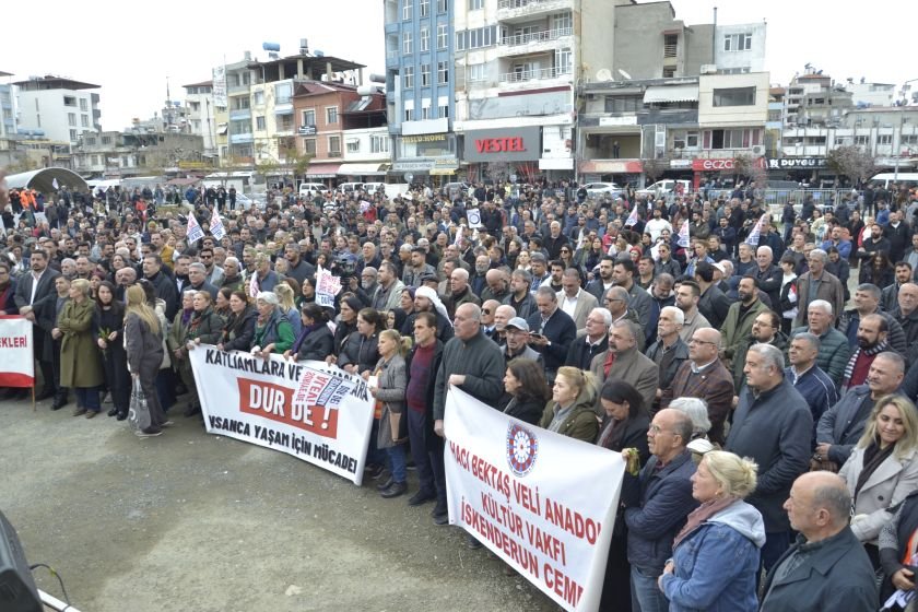 🟣 IŞİD/HTŞ uzantısı cihatçı yapıların 7 Mart 2025’te Alevilere karşı başlattıkları katliamlar Türkiye’nin farklı illerinde anıldı.

Bu cihatçı yapıların Alevilere, Dürzilere, Hristiyanlara ve diğer dini azınlıklara yönelik saldırıları, kadınları ve kız çocuklarını kaçırmaları