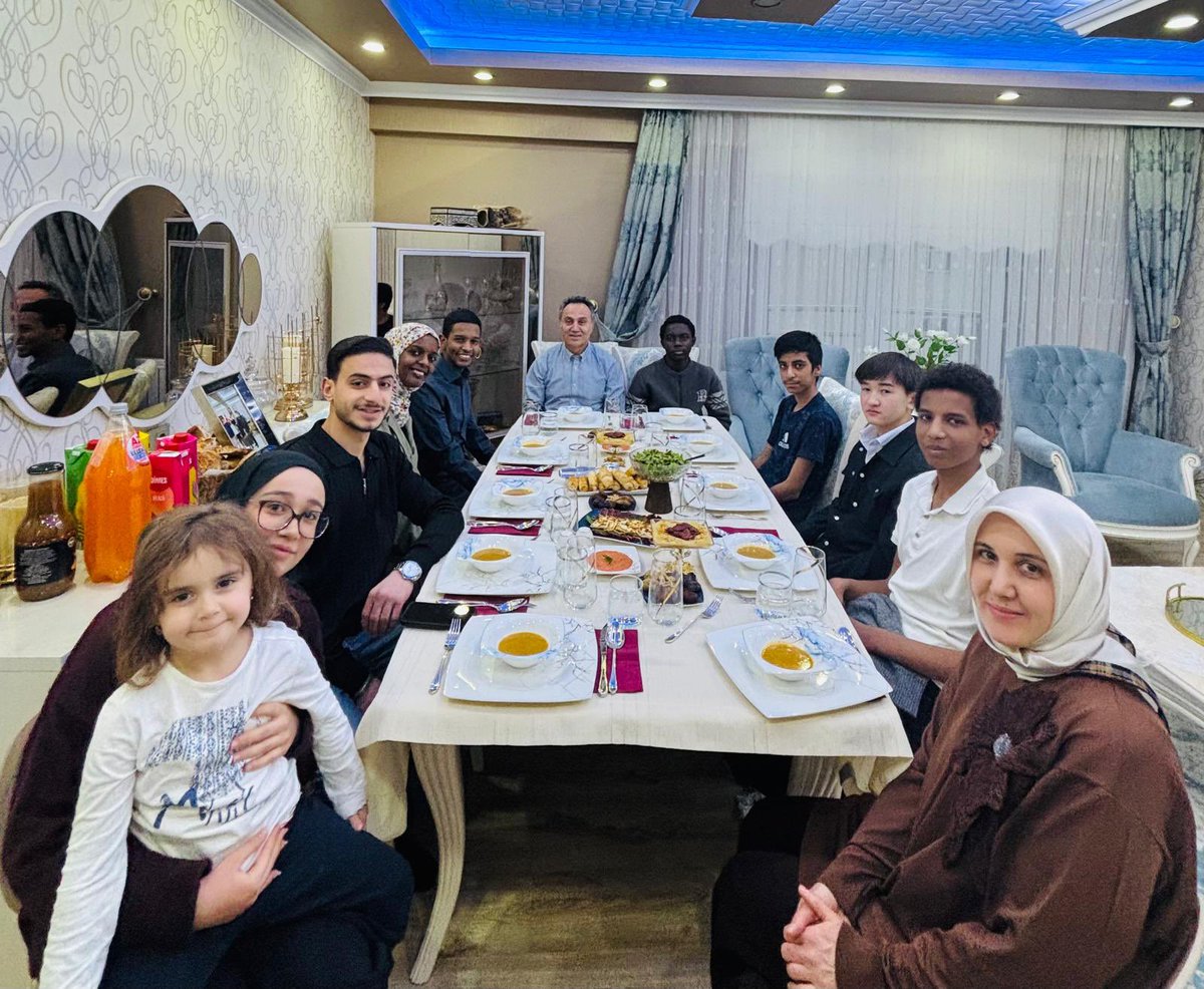 profdrfatihylmz's tweet photo. 🌙 Ramazan’ın Bereketi Sofralarımızda Buluştu

Bu mübarek Ramazan akşamında, üniversitemizde eğitim gören kıymetli öğrencilerimizi evimizde, ailemizle birlikte iftar soframızda ağırlamanın mutluluğunu yaşadık.

Bu Ramazan’da yalnızca bizim evimizde değil; üniversitemizin Senato üyeleri ve öğretim üyelerimizin evlerinde de öğrencilerimiz misafir edildi. Aynı sofrada buluşmanın, ekmeğimizi ve muhabbetimizi paylaşmanın bereketini hep birlikte hissettik.

Soframızda Tanzanya, İran, Filistin, Moğolistan, Etiyopya ve Sudan’dan uluslararası öğrencilerimizin bulunması ise Ramazan’ın kardeşlik iklimini daha da anlamlı kıldı. Farklı coğrafyalardan gelen gençlerimizle aynı sofrada buluşarak dünya barışı ve tüm İslam âlemi için dualar ettik.

Ramazan’ın en güzel taraflarından biri; sofralarımızı, gönüllerimizi ve kardeşliğimizi paylaşabilmektir.

Rabbim tuttuğumuz oruçları, yaptığımız ibadetleri kabul eylesin; birlik ve kardeşliğimizi daim kılsın. 🤲✨

#gaziosmanpaşaüniversitesi
#RamazanBereketi
#UluslararasıÖğrenciler
#KardeşlikSofrası