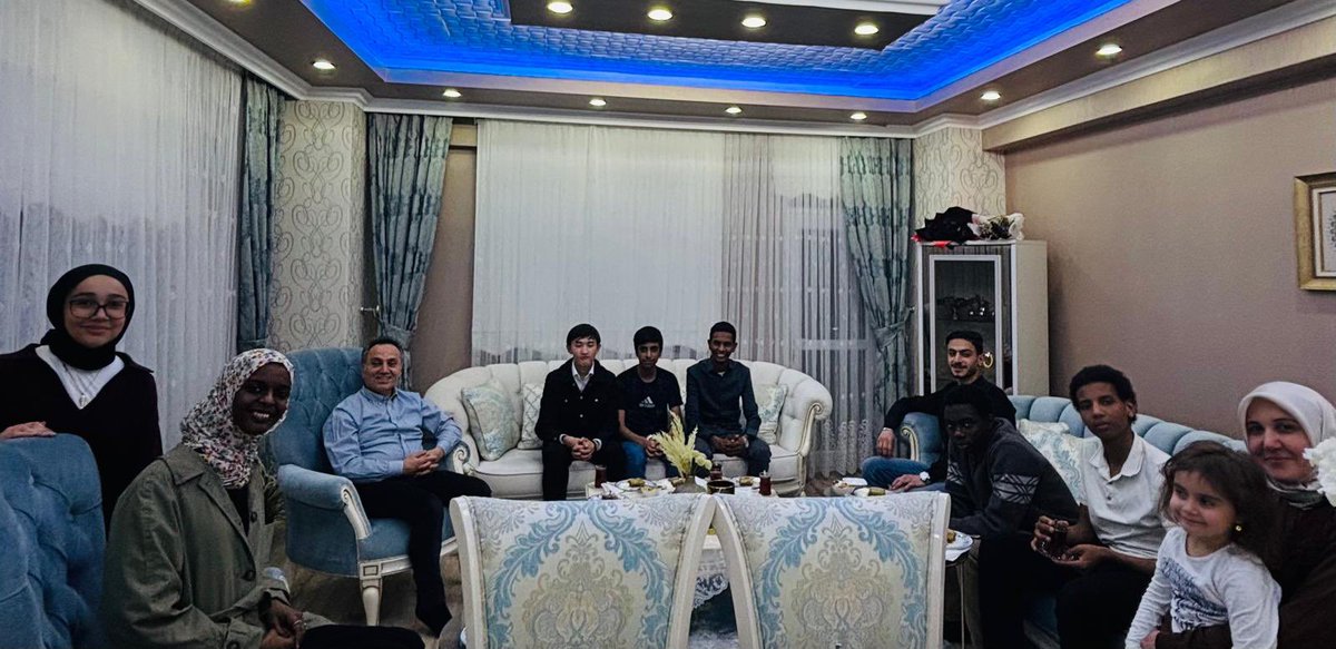 profdrfatihylmz's tweet photo. 🌙 Ramazan’ın Bereketi Sofralarımızda Buluştu

Bu mübarek Ramazan akşamında, üniversitemizde eğitim gören kıymetli öğrencilerimizi evimizde, ailemizle birlikte iftar soframızda ağırlamanın mutluluğunu yaşadık.

Bu Ramazan’da yalnızca bizim evimizde değil; üniversitemizin Senato üyeleri ve öğretim üyelerimizin evlerinde de öğrencilerimiz misafir edildi. Aynı sofrada buluşmanın, ekmeğimizi ve muhabbetimizi paylaşmanın bereketini hep birlikte hissettik.

Soframızda Tanzanya, İran, Filistin, Moğolistan, Etiyopya ve Sudan’dan uluslararası öğrencilerimizin bulunması ise Ramazan’ın kardeşlik iklimini daha da anlamlı kıldı. Farklı coğrafyalardan gelen gençlerimizle aynı sofrada buluşarak dünya barışı ve tüm İslam âlemi için dualar ettik.

Ramazan’ın en güzel taraflarından biri; sofralarımızı, gönüllerimizi ve kardeşliğimizi paylaşabilmektir.

Rabbim tuttuğumuz oruçları, yaptığımız ibadetleri kabul eylesin; birlik ve kardeşliğimizi daim kılsın. 🤲✨

#gaziosmanpaşaüniversitesi
#RamazanBereketi
#UluslararasıÖğrenciler
#KardeşlikSofrası