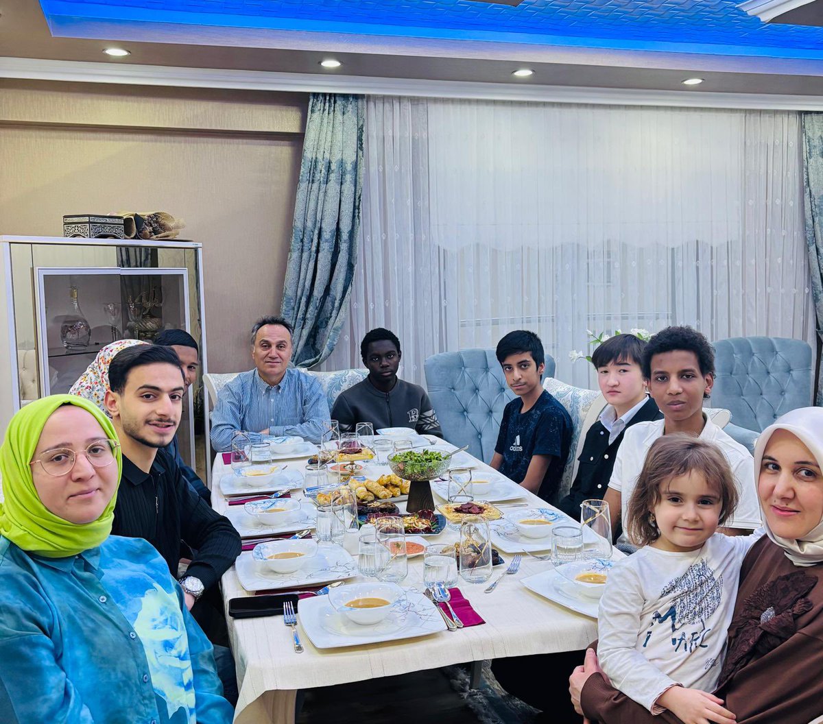profdrfatihylmz's tweet photo. 🌙 Ramazan’ın Bereketi Sofralarımızda Buluştu

Bu mübarek Ramazan akşamında, üniversitemizde eğitim gören kıymetli öğrencilerimizi evimizde, ailemizle birlikte iftar soframızda ağırlamanın mutluluğunu yaşadık.

Bu Ramazan’da yalnızca bizim evimizde değil; üniversitemizin Senato üyeleri ve öğretim üyelerimizin evlerinde de öğrencilerimiz misafir edildi. Aynı sofrada buluşmanın, ekmeğimizi ve muhabbetimizi paylaşmanın bereketini hep birlikte hissettik.

Soframızda Tanzanya, İran, Filistin, Moğolistan, Etiyopya ve Sudan’dan uluslararası öğrencilerimizin bulunması ise Ramazan’ın kardeşlik iklimini daha da anlamlı kıldı. Farklı coğrafyalardan gelen gençlerimizle aynı sofrada buluşarak dünya barışı ve tüm İslam âlemi için dualar ettik.

Ramazan’ın en güzel taraflarından biri; sofralarımızı, gönüllerimizi ve kardeşliğimizi paylaşabilmektir.

Rabbim tuttuğumuz oruçları, yaptığımız ibadetleri kabul eylesin; birlik ve kardeşliğimizi daim kılsın. 🤲✨

#gaziosmanpaşaüniversitesi
#RamazanBereketi
#UluslararasıÖğrenciler
#KardeşlikSofrası