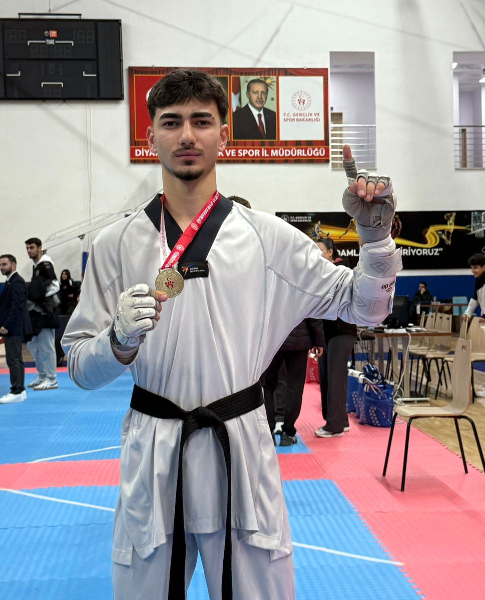 Nsy_Kaymakamlik's tweet photo. 🏆 SPORCUMUZU TEBRİK EDERİZ.🇹🇷

📌06–08 Mart 2026 tarihlerinde #Diyarbakır’da düzenlenen Okul Sporları Taekwondo Bölge Şampiyonası’nda mücadele eden Nusaybin Gazi Anadolu Lisesi öğrencimiz Yusuf ŞİMŞEK, 40 şehirden 170 lise arasında birinci olarak büyük bir başarıya imza attı.🥇🏆🥋

Sevgili öğrencimizi ve emeği geçen antrenörlerimizi tebrik ediyor, Sivas’ta düzenlenecek Türkiye Finalleri’nde başarılar diliyoruz.👏👏

#SporunŞehriNusaybin 
#Nusaybin #Mardin
@TC_icisleri @Mardin_Valiligi