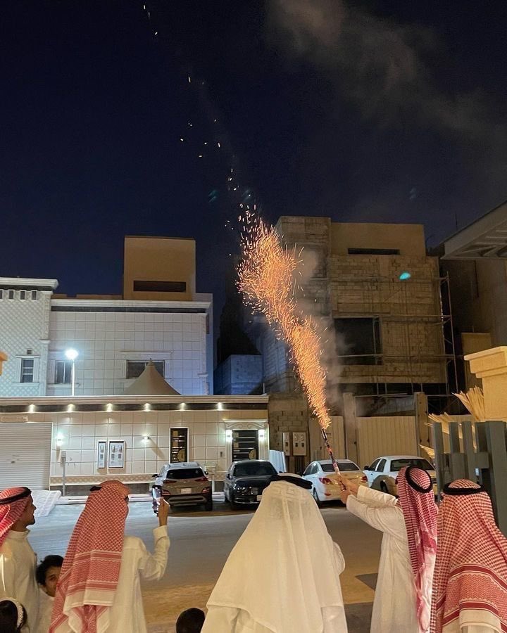 Ryad9Q's tweet photo. #العيد ليس مجرد يوم عابر ولم تتغير فرحته كما نسمع من البعض كل عام ،ومن تعظيمه إظهار الفرح به بلبس الجديد، واجتماع الأهل، وإقامة الفعاليات، وإدخال السرور على الكبار والصغار.

فإحياء العيد وإظهار بهجته من تعظيم شعائر الله،
وقد قال تعالى: ﴿ومن يعظم شعائر الله فإنها من تقوى القلوب﴾ https://t.co/QH8CTw4odk