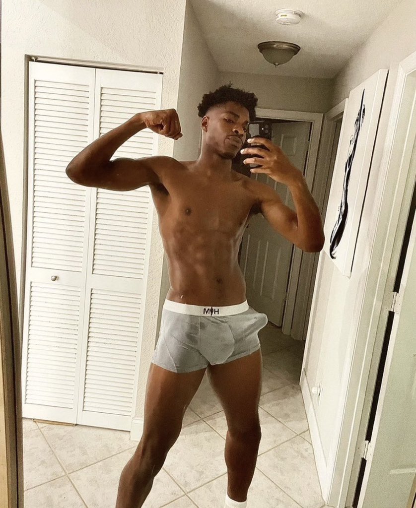 12inchesBBC7's tweet photo. @ryxcito Follow if you’re 🏳️‍🌈 too https://t.co/mOBo0zgmzb