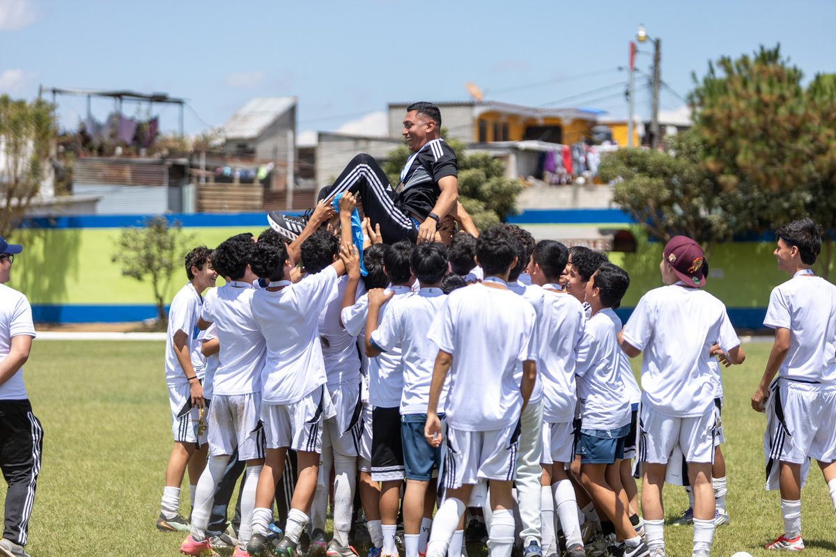 CremasOficial's tweet photo. 🏆 CAMPEONES CATEGORÍA SUB-13 👻🔥

¡Felicidades muchachos! 🥳👏🏻

#VamosCremas https://t.co/na8NHZT1lf