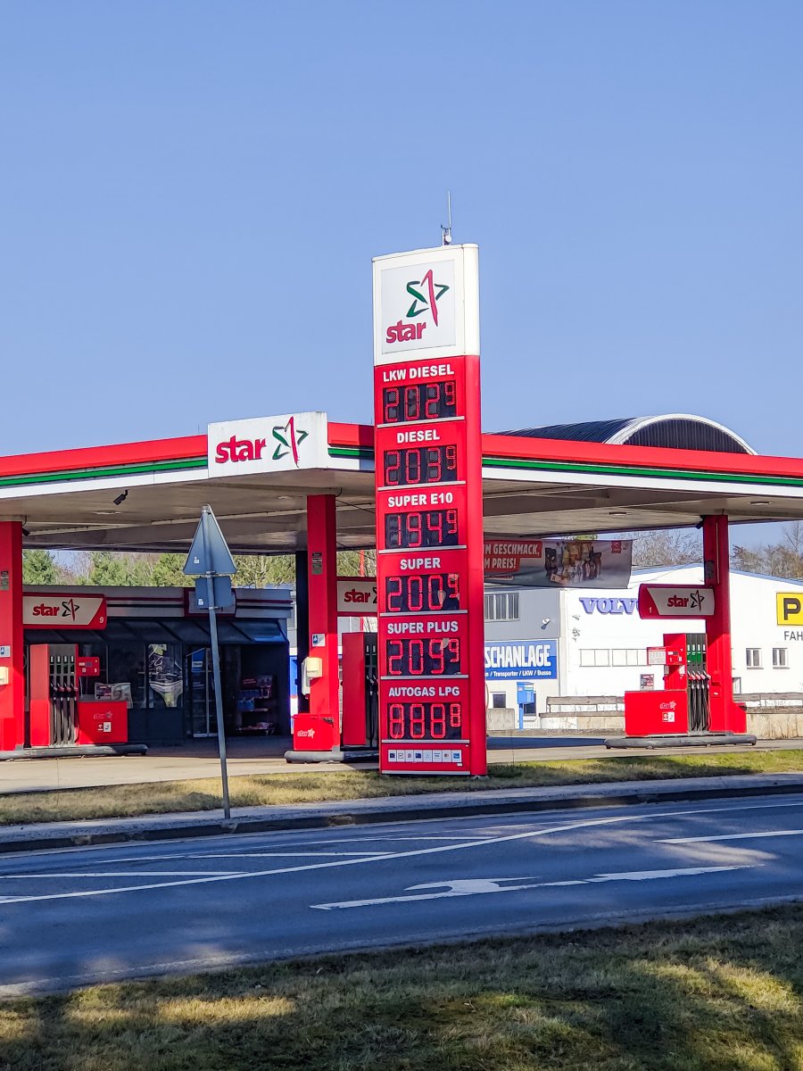 sitz360's tweet photo. Vergleich #spritpreis in #Guben (DE)
und #Gubin (PL) nur durch die Neiße getrennt.
#Diesel in #Polen bei 1,72 € und #Super bei 1,50 €

Die Polen haben wohl nix vom #Iran #Krieg gehört 🤣
Mir isses wurscht, fahre inzwischen #Tesla aber eine Sauerei ist es trotzdem was mit uns gemacht wird !!
Bin da heute mit dem #emtb hingeradelt.