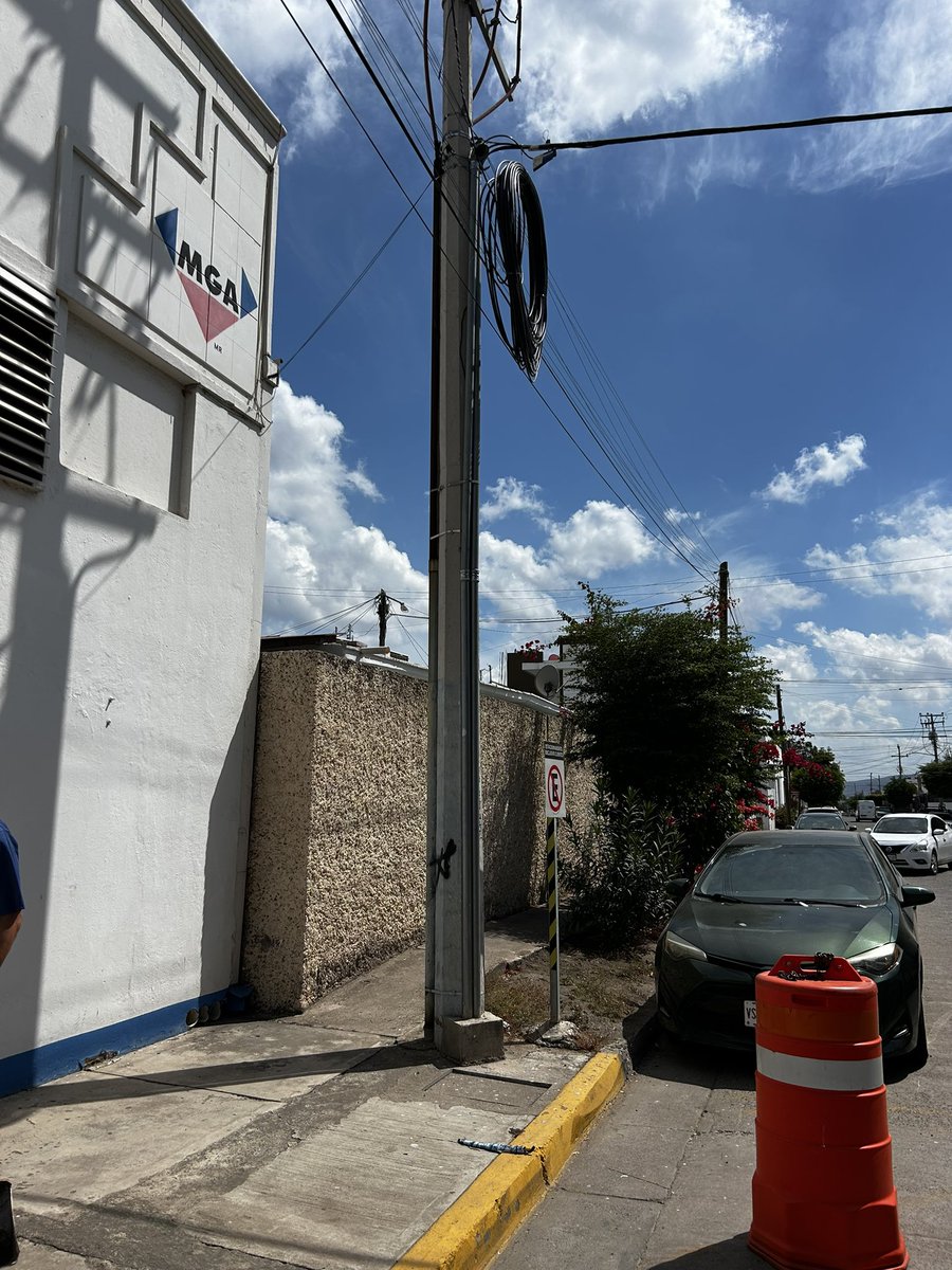 mgomeza2's tweet photo. El personal de @Megacable cada vez que viene a nuestra zona a trabajar dejan un cochinero de cables y alambres tirados por el pavimento, terminando nosotros por limpiarlo. 
Esto es en la calle República de Guatemala esquina Blvd. Enrique Cabrera Colonia Humaya. https://t.co/25JVLyKcY2