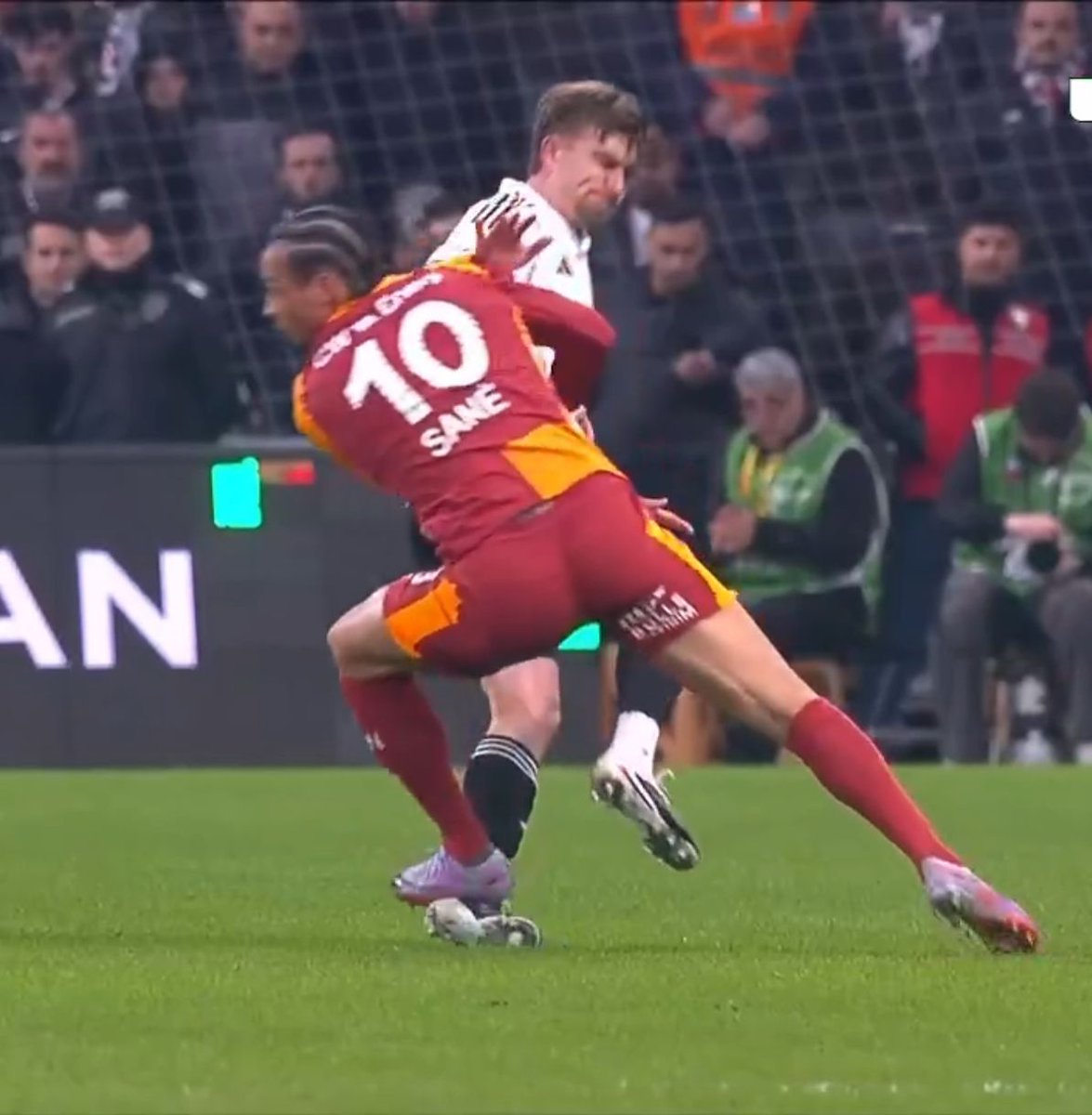 Soldaki 28.dakikaydı, atılmadı. Sağdaki 62.dakikaydı, atıldı. Aradaki fark ne? Fark şu; 39.dakikada atılan golün asistini yaptı, bir de takımı yaklaşık 70 dakika 10 kişi oynayacakken 35 dakika 10 kişi oynadı. Aynı maç, aynı hakem, aynı futbolcu, aynı faul. Kelimeler kifayetsiz !!