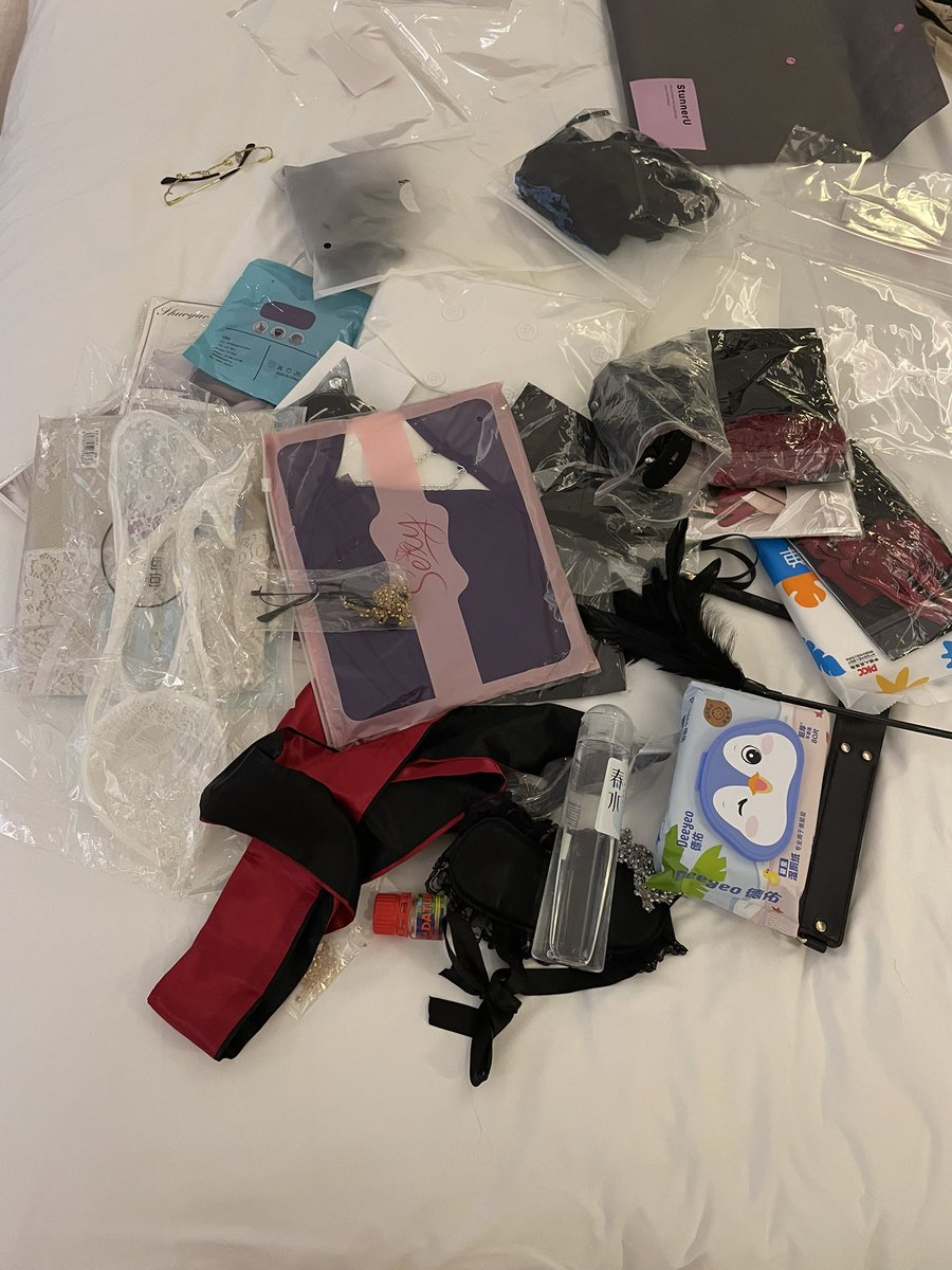 csql99's tweet photo. 又没约成活动 又是和女朋友独自在酒店喝酒拍照做网黄的一晚😰😰😰 https://t.co/l1dgrjCAY1