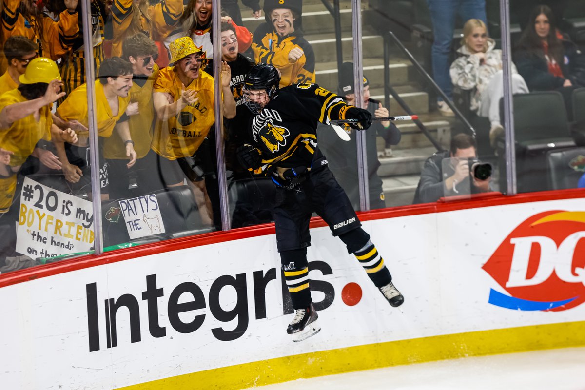 YouthHockeyHub's tweet photo. BHS Class A State Final 

End 1 
Warroad > Hibbing/Chisholm (1-0) 

WAR: Lund 

Conner Lund puts Warroad ahead after one, Patrick Kennedy a perfect 12/12 so far https://t.co/PmZmlex3nH