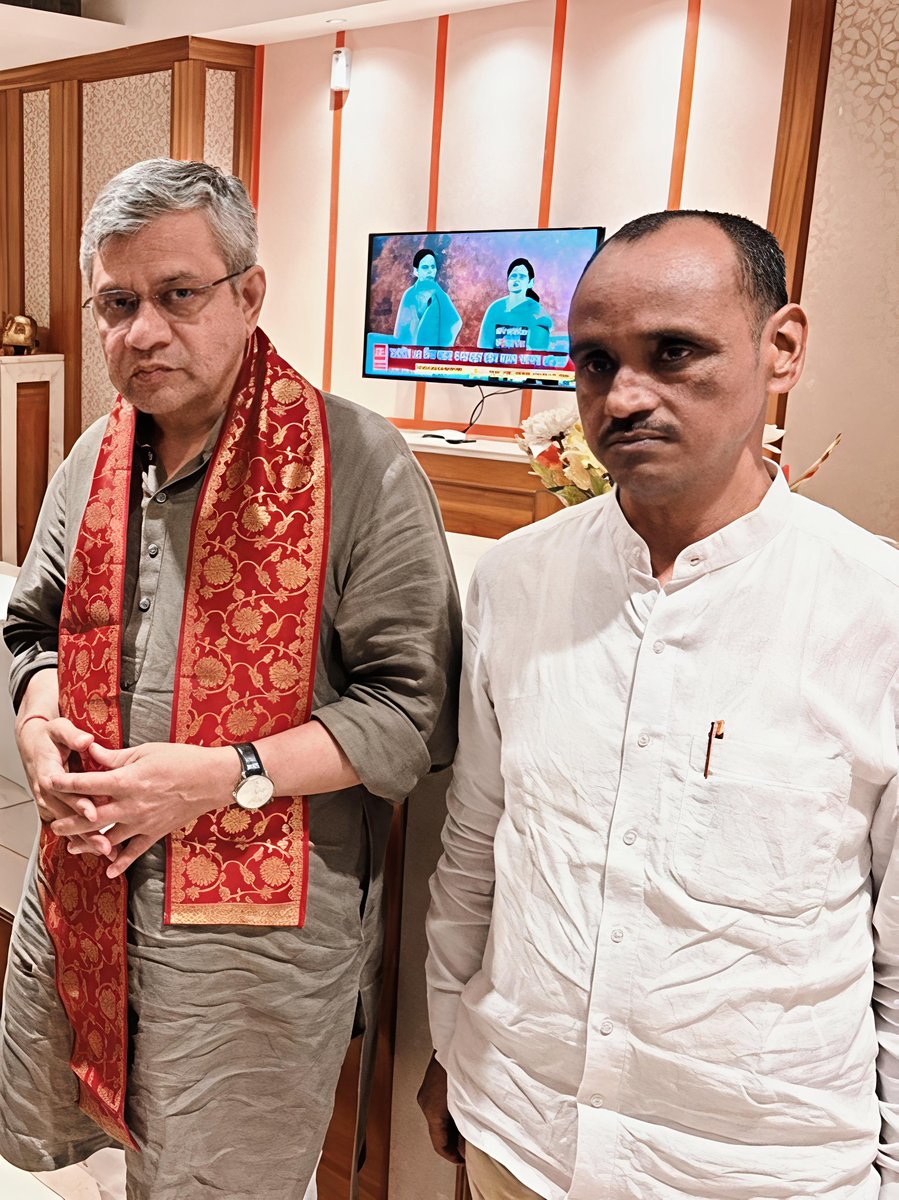 ShailendraWB's tweet photo. It was an honor to meet the esteemed Union Railway Minister, Shri #AshwiniVaishnaw.
His dedication to our nation's infrastructure is truly commendable. https://t.co/ATiH2IZYmd