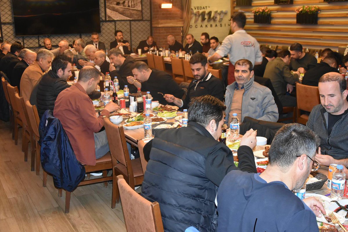 Emniyet Teşkilatı Sendikası Anadolu 2 No’lu Şube Başkanı Sayın Yılmaz Doğan’ın düzenlediği iftar programında kıymetli katılımcılarla bir araya geldik. Mübarek Ramazan akşamında aynı sofrayı paylaşmanın huzurunu, bereketini ve kardeşliğini hep birlikte yaşadık. Programa Genel