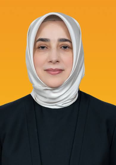 Ece Üner:

"AKP'li Özlem Zengin meseleyi kavrayamamış.

Mesele iktidar vekillerinin 'keşkek yatağında antrikot' yemesi değil, vatandaşın bunu hiçbir zaman yiyememesidir.

Mesele, vatandaşını mahrum bıraktığın yemeği senin yemendir." Millet o yüzden “haram zıkkım olsun” diyor.