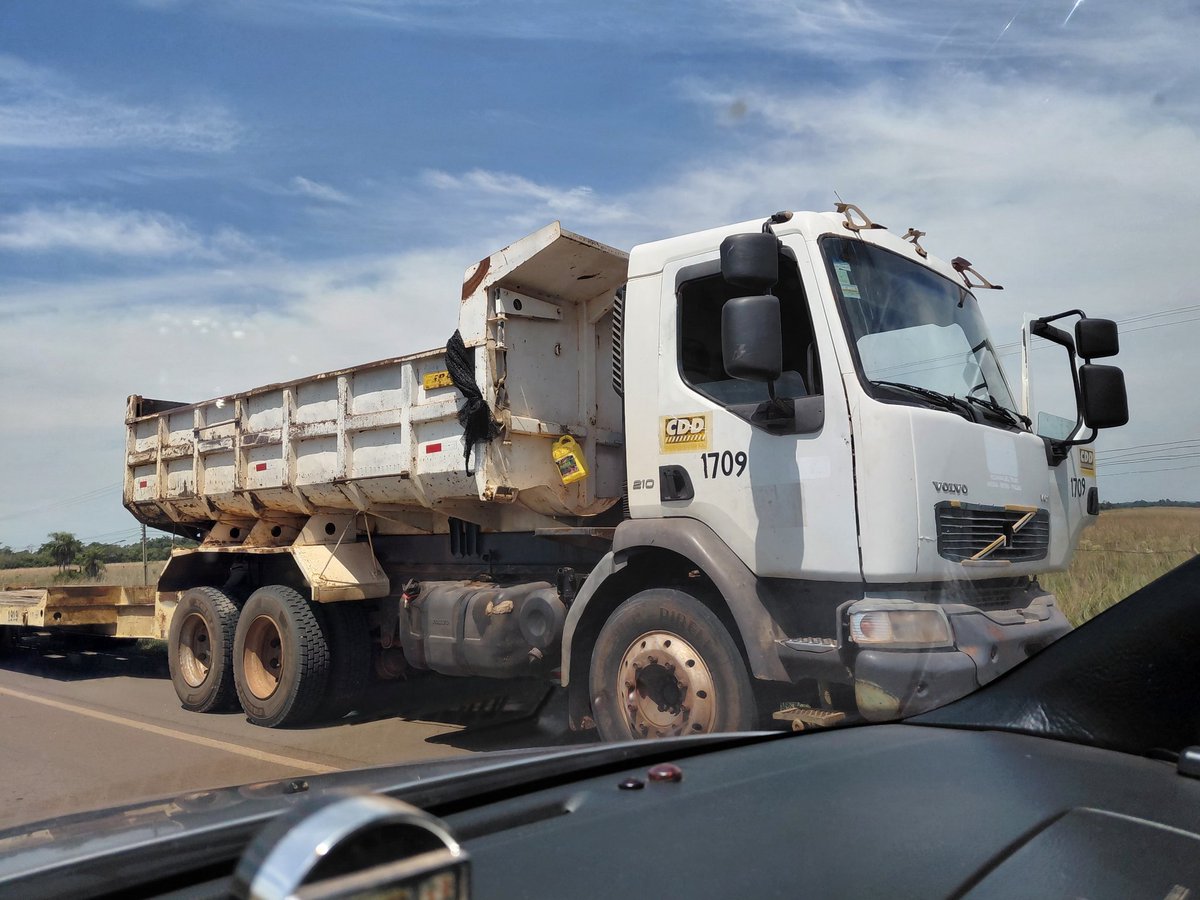 jtorresbarresi's tweet photo. @mopcparaguay @PresidenciaPy @IPParaguay @ParaguayTVHD @voceriaparaguay @Miticpy @rnpy920am Ruta 11 juana maria de lara km 180 
CDD bachea con arena , quien controla @mopcparaguay @contraloriapy https://t.co/H8FBWuCSHV