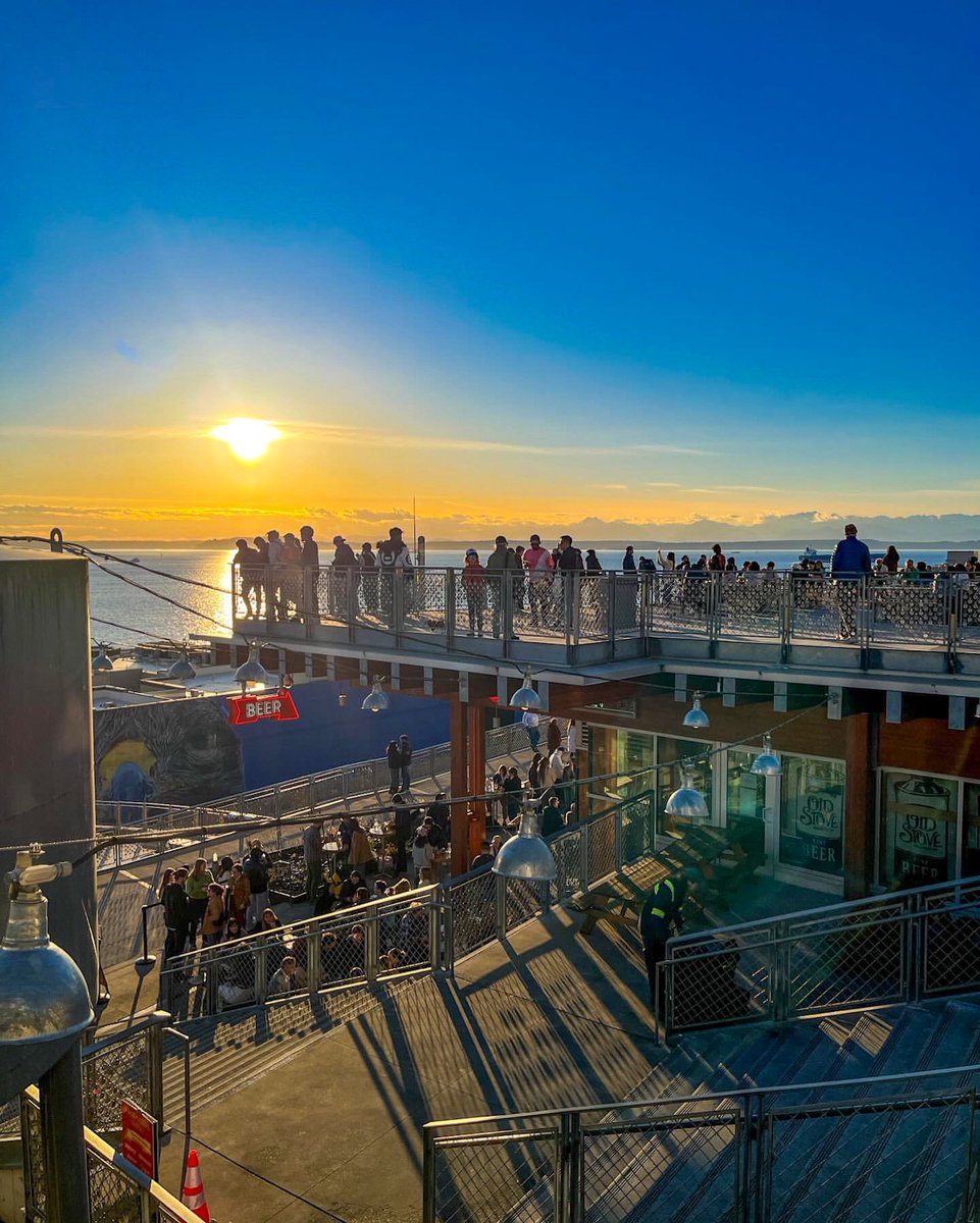 pike_place's tweet photo. Who’s ready for 7 p.m. sunsets? ☀️ We spring forward tonight, so don’t forget to set your clocks ahead one hour before bed ⏰

With brighter evenings ahead, it’s the perfect excuse to stay out a little longer.

Explore restaurants with happy hours 
👉 https://t.co/ViASG8zbkT https://t.co/nTJY5sC3RY