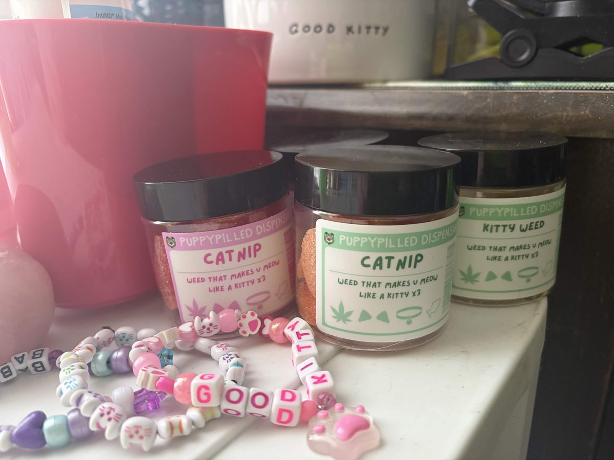 friskyfeline69's tweet photo. 💕💕💕 my bedside table looking extra cute 💕💕💕 https://t.co/gagiNHTVLv