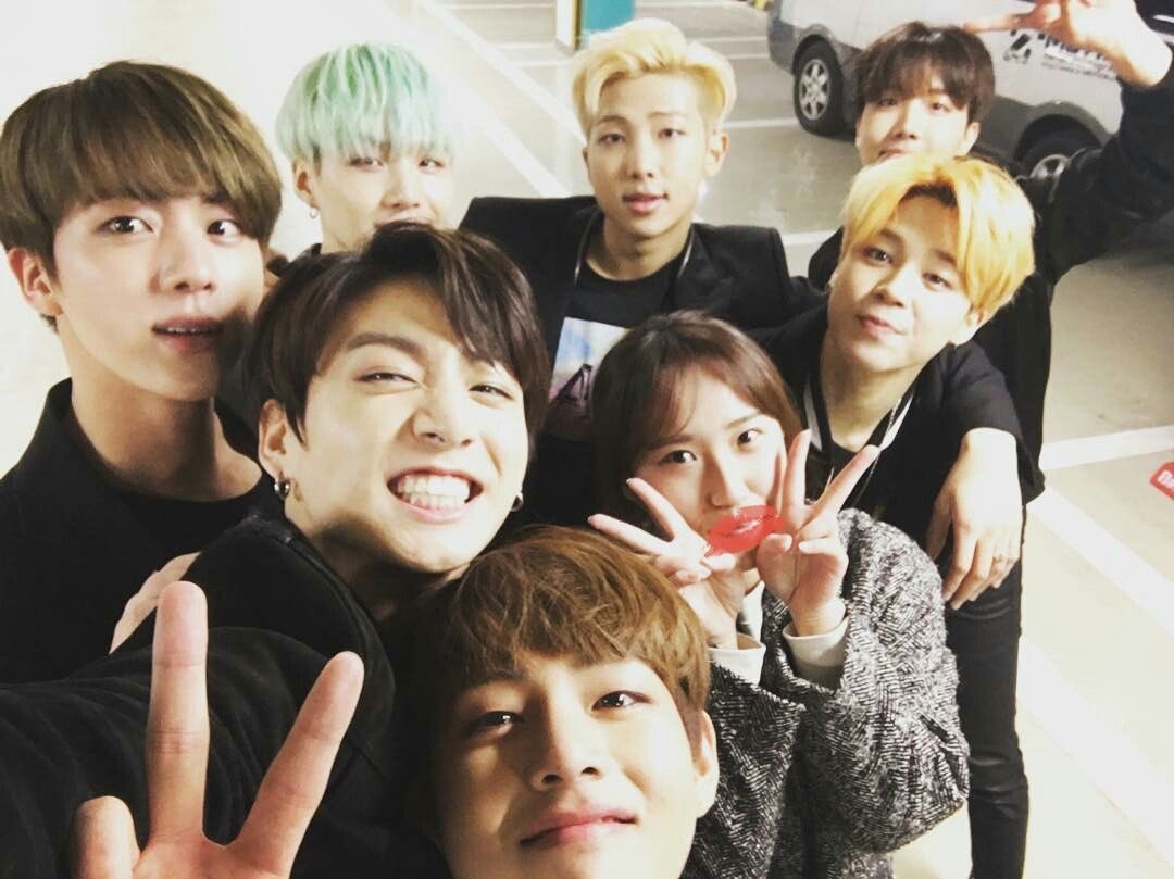 lumrloo's tweet photo. meu dois universos https://t.co/wsN2tJU8uP