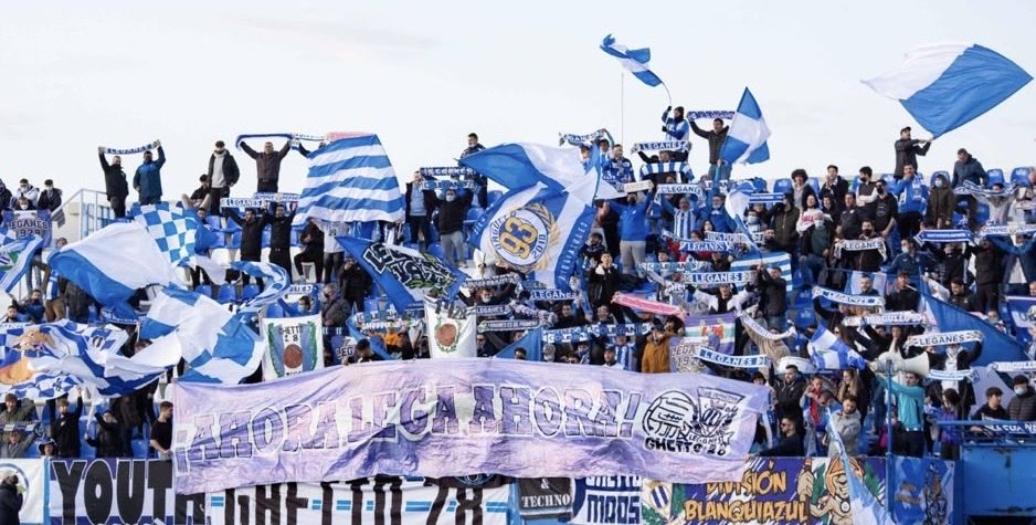 Ghetto28Ultras's tweet photo. Pepineros, este domingo acudid con antelación al campo. 

En GDA, levantad las banderas que hallaréis en cada asiento a la salida del equipo.

El resto de Butarque, ¡dad colorido alzando banderas y bufandas!

Por nuestro orgullo, nuestro escudo, ¡marquemos nosotros el primer gol! https://t.co/t2J4j6fTaV