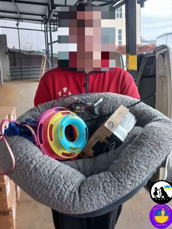 Today we delivered pet food to the employees of a Nova Poshta branch who care for stray animals near their workplace.
Small acts of kindness save lives 🐾
Thank you for caring.
<a href="/_novaposhta_/">Нова пошта</a>