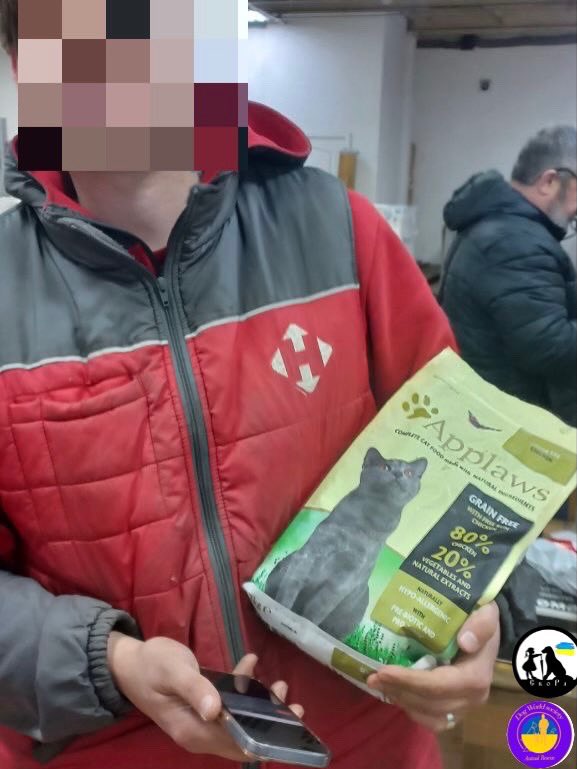 AnimalsSvora's tweet photo. Today we delivered pet food to the employees of a Nova Poshta branch who care for stray animals near their workplace.
Small acts of kindness save lives 🐾
Thank you for caring.
@_novaposhta_ https://t.co/CcWiQJk6r9