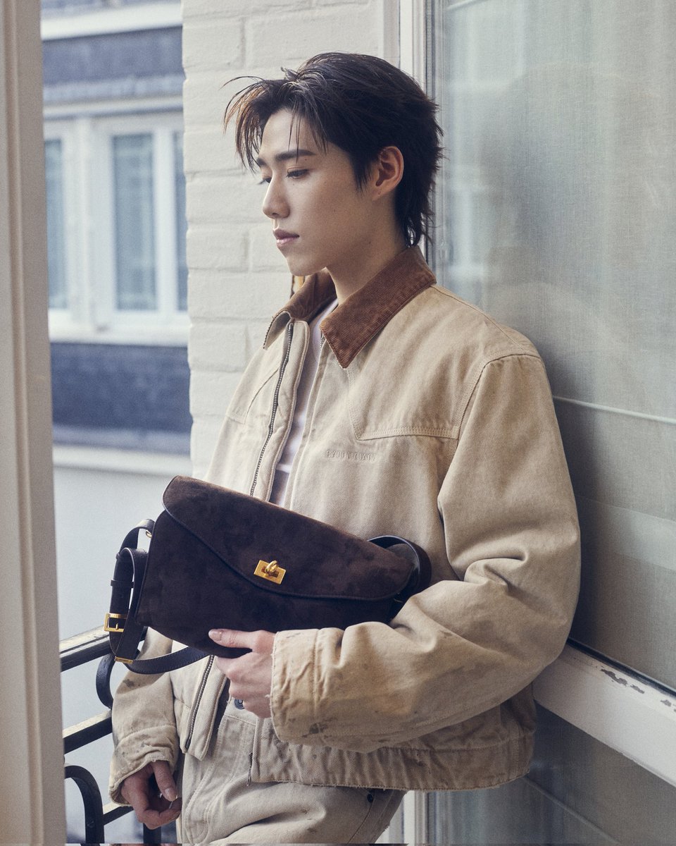 fabmagazineth's tweet photo. #พีพีกฤษฏ์ พร้อมแล้วร่วมชมแฟชั่นโชว์ balenciaga winter 26 clairobscur ในค่ำคืนนี้ สวมไอเทมใหม่จากคอลเล็กชั่น winter 26 แมตช์ด้วยกระเป๋ารุ่น le 7 ขนาดกลางทำจากหนังกลับสี moka #ppkritt #balenciagaxppkrit #balenciagawinter26xppkrit 
#balenciagawinter26show #ParisFashionWeek2026 https://t.co/HkeaggdVdW
