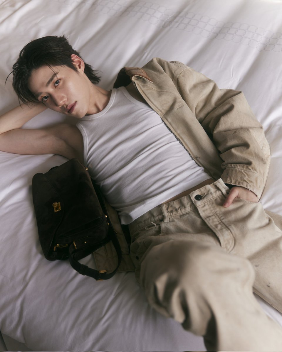 fabmagazineth's tweet photo. #พีพีกฤษฏ์ พร้อมแล้วร่วมชมแฟชั่นโชว์ balenciaga winter 26 clairobscur ในค่ำคืนนี้ สวมไอเทมใหม่จากคอลเล็กชั่น winter 26 แมตช์ด้วยกระเป๋ารุ่น le 7 ขนาดกลางทำจากหนังกลับสี moka #ppkritt #balenciagaxppkrit #balenciagawinter26xppkrit 
#balenciagawinter26show #ParisFashionWeek2026 https://t.co/HkeaggdVdW