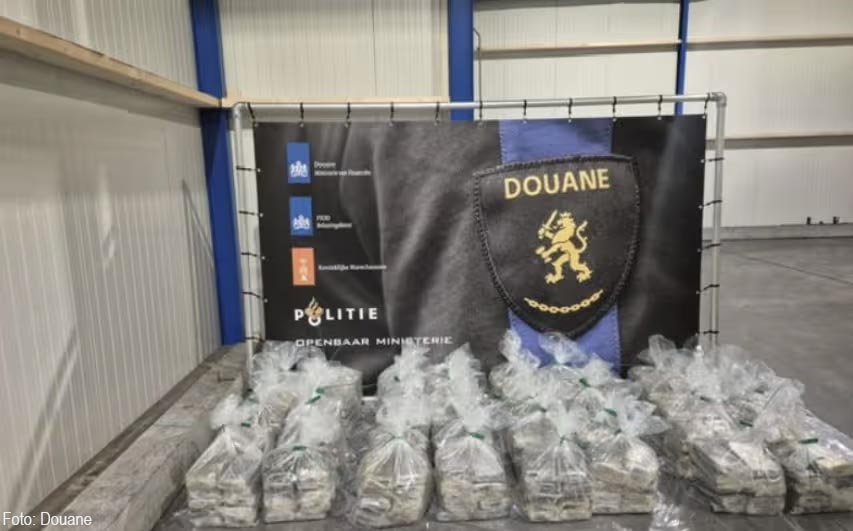 transportonline's tweet image. Douane onderschept 400 kilo cocaïne tussen bananen in haven van Vlissingen

transport-online.nl/120027/douane-… #coke #Douane #Ecuador #Vlissingen