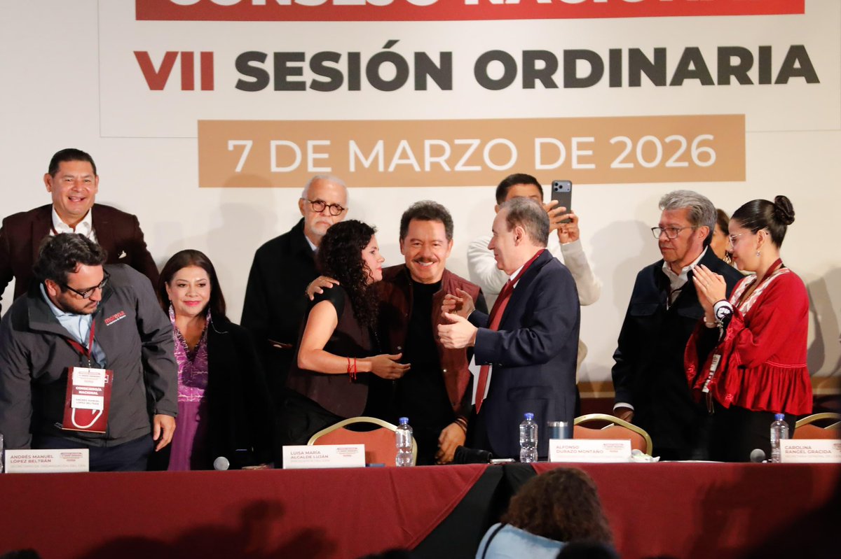 MorenaSenadores's tweet photo. En el Consejo Nacional de @PartidoMorenaMx se siente la fuerza de nuestro movimiento.

Las y los senadores de Morena refrendamos nuestra unidad, convicción y respaldo total a nuestra presidenta @Claudiashein. Así como nuestro compromiso con la dirigencia de nuestro partido. Este proyecto nació del pueblo y es al pueblo al que nos debemos. ❤️

La transformación sigue avanzando. 😊👏🏻