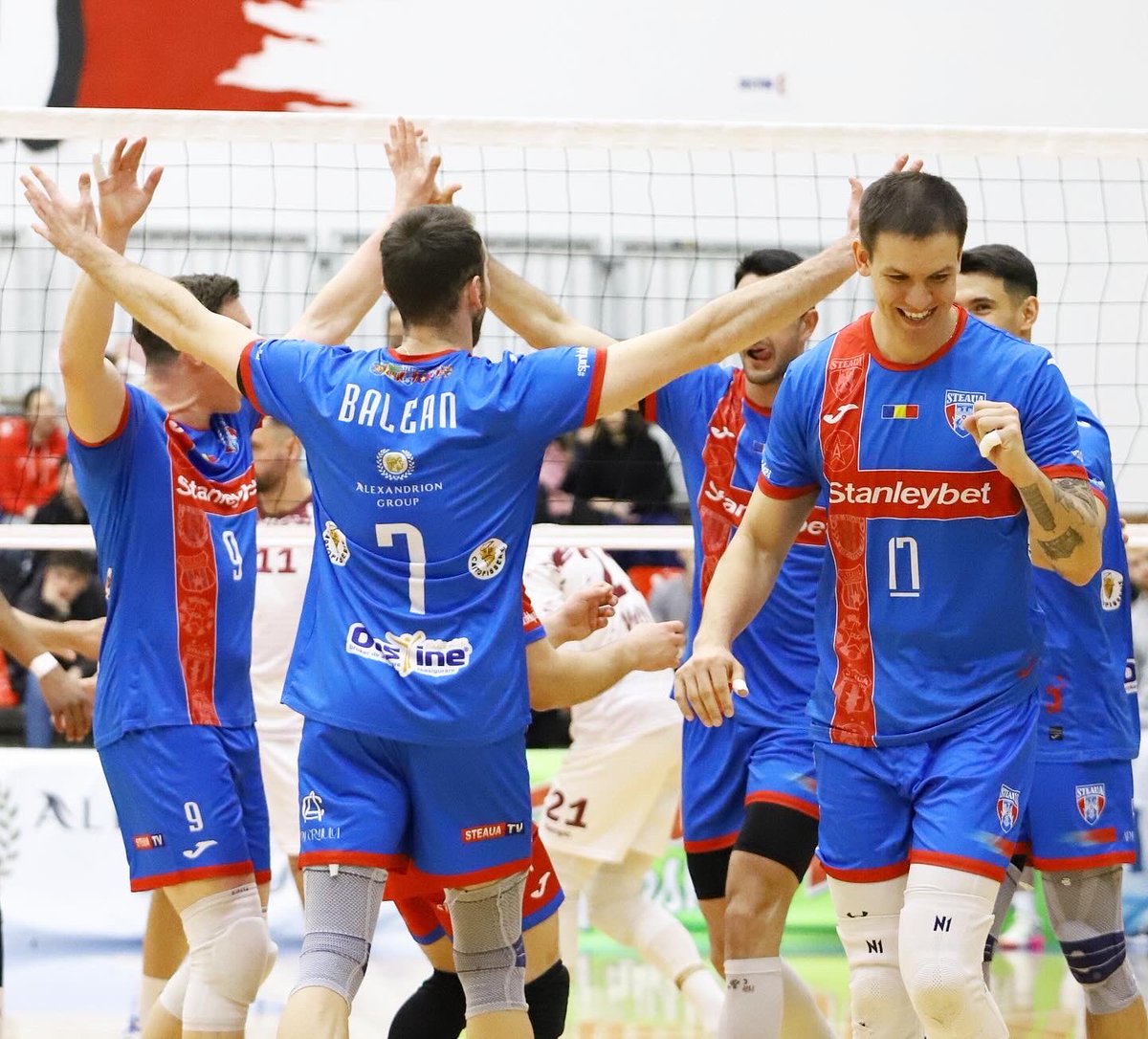 MuriloRadke's tweet photo. Garantimos a primeira colocação para os playoffs com duas rodadas de antecedência… 🔵🔴🙏🏼
 #romenia #steaua #volleyball https://t.co/Y8OzeL3I4s