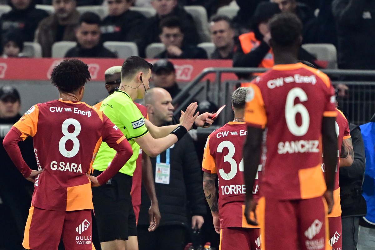 aykiri's tweet photo. Galatasaray, Beşiktaş’ı deplasmanda 1-0 yendi.

62.dakikada Sane’nin kırmızı kart görmesiyle maçı 10 kişi tamamlayan Galatasaray’ın galibiyet golünü Osimhen attı.

Uğurcan Çakır, kurtarışlarıyla maça damga vurdu.

Sarı kartların havada uçuştuğu maçta 12 dakika uzatma oynandı.

Galatasaray maç fazlasıyla Fenerbahçe ile puan farkını 7’ye yükseltti.