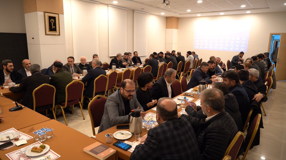 Ankara'daki sivil toplum kuruluşlarının temsilcilerini iftar programında Genel Merkezimizde misafir ettik.

Genel Başkanımız Sayın Zekeriya Yapıcıoğlu, iftar sonrası gündeme dair değerlendirmelerde bulundu, STK temsilcilerinin görüş ve önerilerini dinledi.

Programımıza katılan