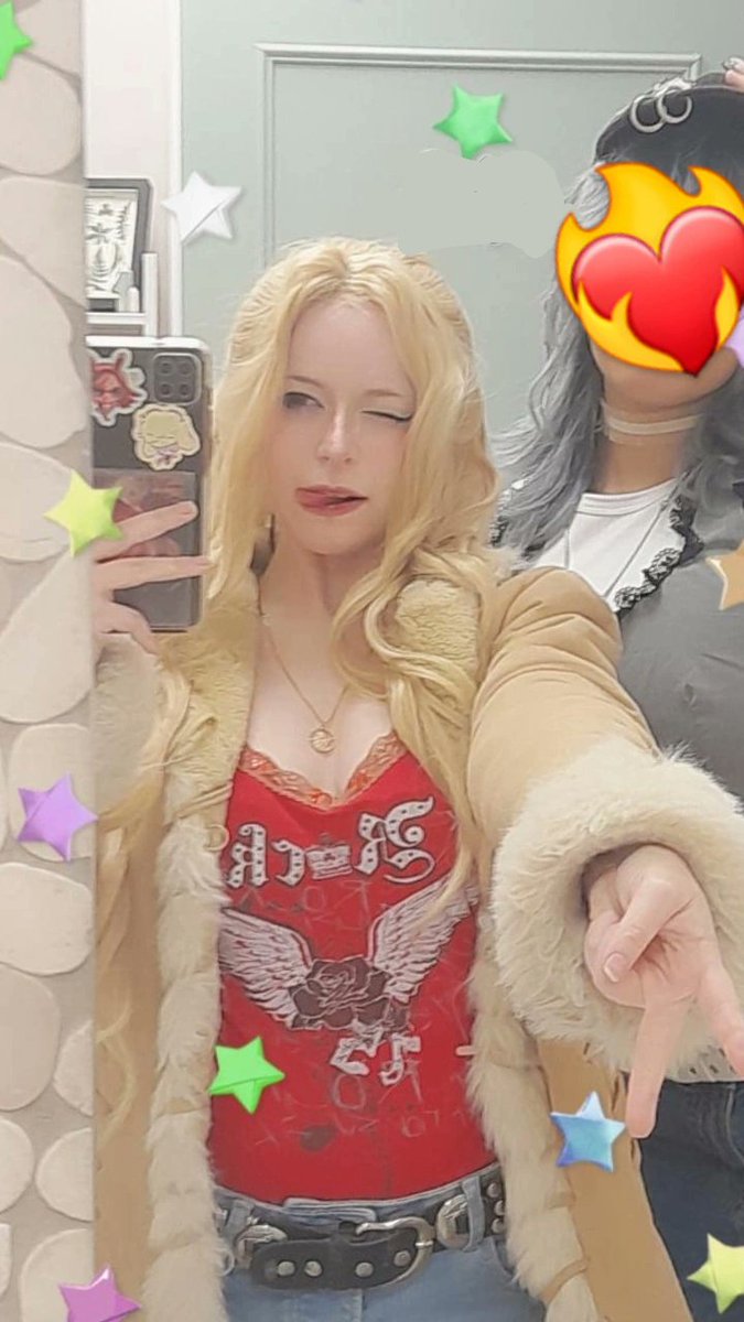Z3phan_'s tweet photo. @ValiAlsoSiriel OMG MAIS C'ÉTAIT LES PHOTOCARDS DE MON EVENT BAHAHAH (j'étais l'orga avec une wig blonde longue 😋 !) https://t.co/naww7FBCfG