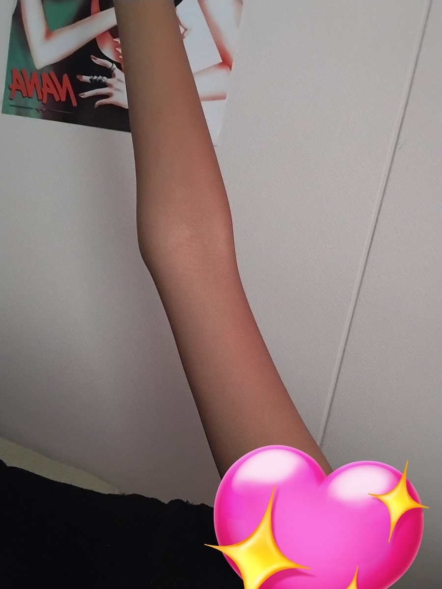 en la mañana m había sacado esta foto pq sentía q mi brazo estaba gordo wtff