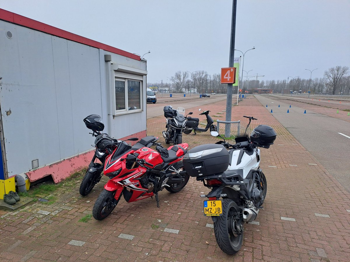 Bij deze geweldige motoropstapdag kwamen niet alleen 2 motorrijders terug om hun volgende stap in het motorrijbewijs te halen, maar ook eentje om zijn dochter er kennis mee te laten maken. Hoe gaaf is dat! Het is echt een grote leuke familie😎👍🏻🏍