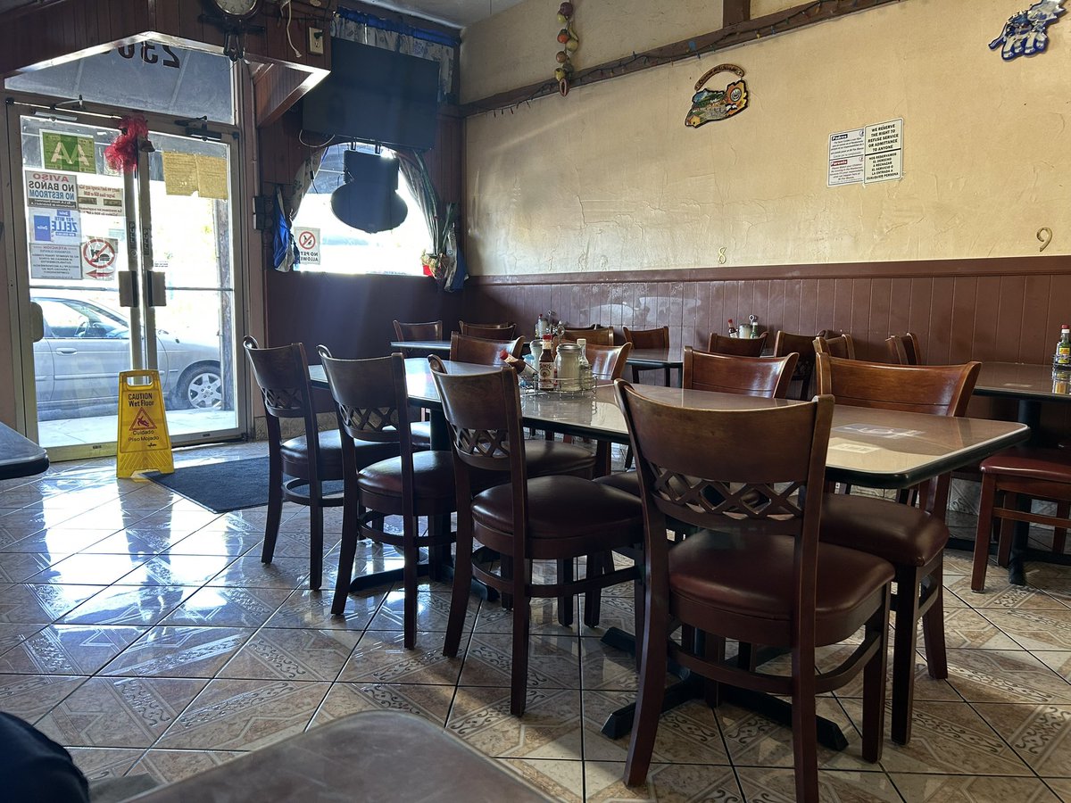 commiegato2's tweet image. me and oomf sitting in this salvi restaurant debriefing our mutuals tweets