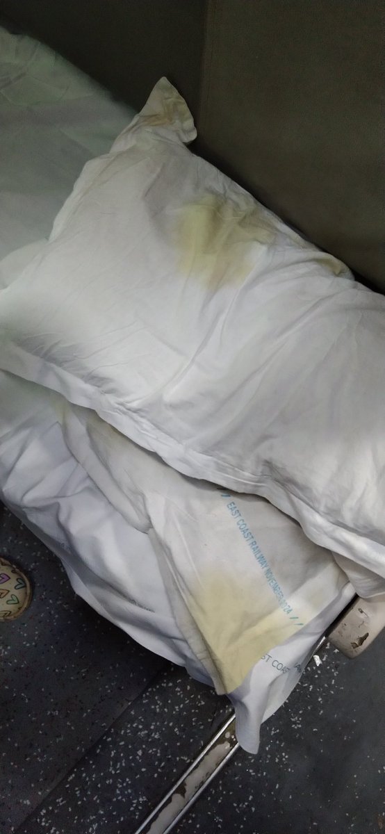 rhlpnd89's tweet photo. Hi @RailMinIndia @RailMinIndia @RailwaySeva
Train 22884 (YPR-PURI) abhi Yeshwantpur pe hai. Boht zyada gandagi hai. Seats, pillows &amp; bedsheets sab gande hain. Aisa lag raha bina dhoye hi lifafe me pack kar diye. 45 min pehle complain ki thi par koi sunwai nahi hui. It's disgustin https://t.co/dg8Um2Hs0l