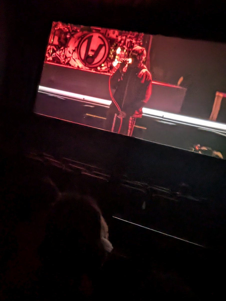 _nomoreroses's tweet photo. mtwei round 3 earlier, went to the zoo beforehand and bought a plushie who sat and watched it with us |-/ https://t.co/D0bnDA6HNH