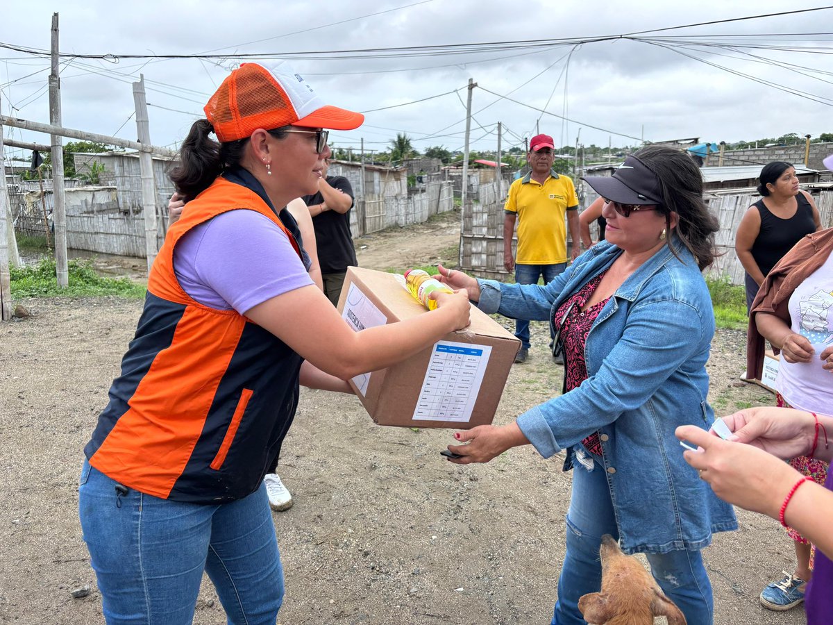 Riesgos_Ec's tweet photo. 📍 #SantaElena | Salinas

Ante las lluvias registradas en el cantón Salinas, el Gobierno Nacional, liderado por el presidente Daniel Noboa, continúa brindando atención a las familias afectadas.

Desde la Secretaría Nacional de Gestión de Riesgos realizamos la entrega de asistencia humanitaria a familias afectadas por la época lluviosa.

La asistencia fue entregada en:

🟪 Sector Jardín Botánico 
🟪 Sector San Raymundo 
🟪 Sector Colinas de Salinas 
🟪 Anconcito 

Seguimos en territorio, acompañando a nuestra gente y protegiendo vidas. 🇪🇨💜

@Presidencia_Ec
@CaroLozanoHaro 
@ComunicacionEc 
@gobersantaelena 

#ElNuevoEcuador