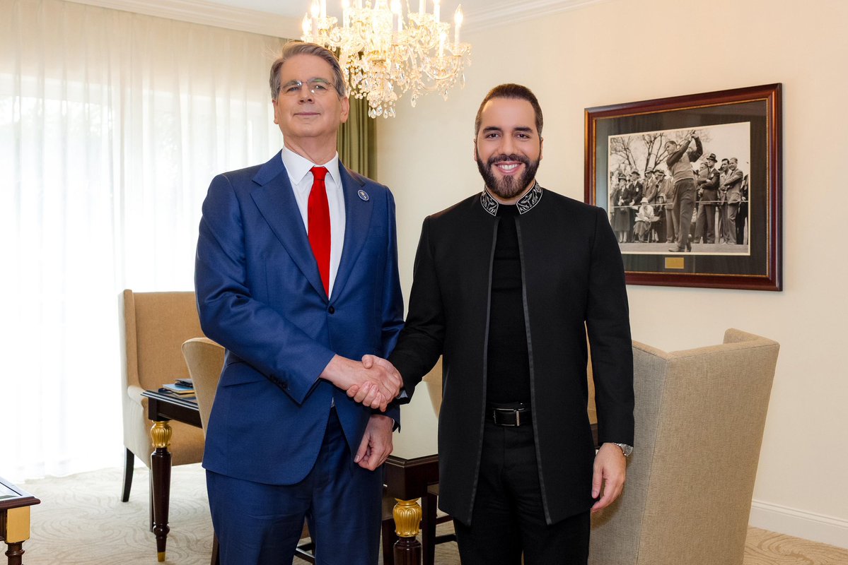 Seguridad ✅
Economía 🚧🛠️

El Presidente <a href="/nayibbukele/">Nayib Bukele</a> se ha reunido con <a href="/SecScottBessent/">Treasury Secretary Scott Bessent</a>, Secretario del Tesoro de Estados Unidos, tras la cumbre #ShieldoftheAmericas. 🇸🇻🇺🇸