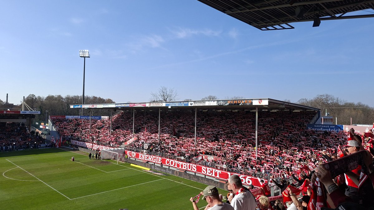 MatousKrecl's tweet photo. Dnešní třetiligové německé odpoledne 🇩🇪

FC Energie Cottbus - FC Hansa Rostock 

Fotbalové krásy to moc nemělo, ale atmosféra byla díky oboum fanouškovským táborům parádní 🤩

Děkuji moc @DestinaceFotbal za lístek a super místo 😄 https://t.co/PLQx3mECDj