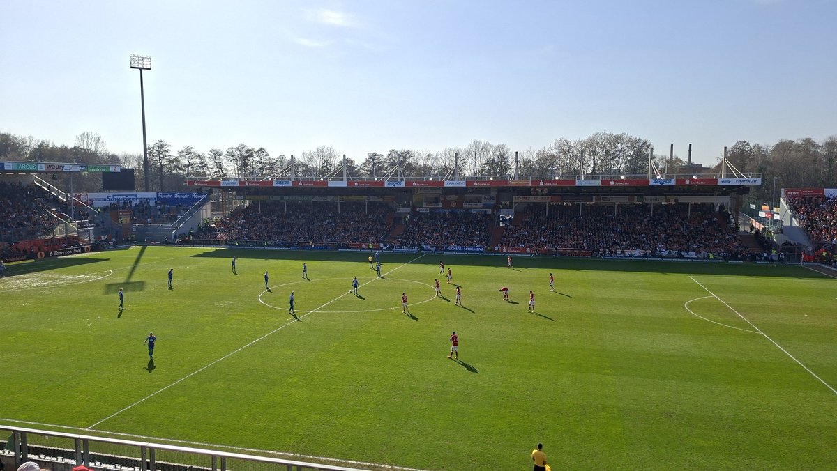 MatousKrecl's tweet photo. Dnešní třetiligové německé odpoledne 🇩🇪

FC Energie Cottbus - FC Hansa Rostock 

Fotbalové krásy to moc nemělo, ale atmosféra byla díky oboum fanouškovským táborům parádní 🤩

Děkuji moc @DestinaceFotbal za lístek a super místo 😄 https://t.co/PLQx3mECDj