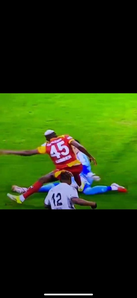 Emre4ras's tweet photo. Bu eleman
 Direkt kırmızıyı görmüyor*
Düdükten sonra topa vuruyor ikinci sarıyı görmüyor *
Felixe vuruyor faul verilmiyor* 
Ligi üstüne yapında tam olsun ne lan bu osimen için lig ertele . Hiçbir çirkefliğinde kart gösterme . Hakemler bu adamdan neden çekiniyor… 
#BJKVSGS #kart https://t.co/lTQMULmkWz