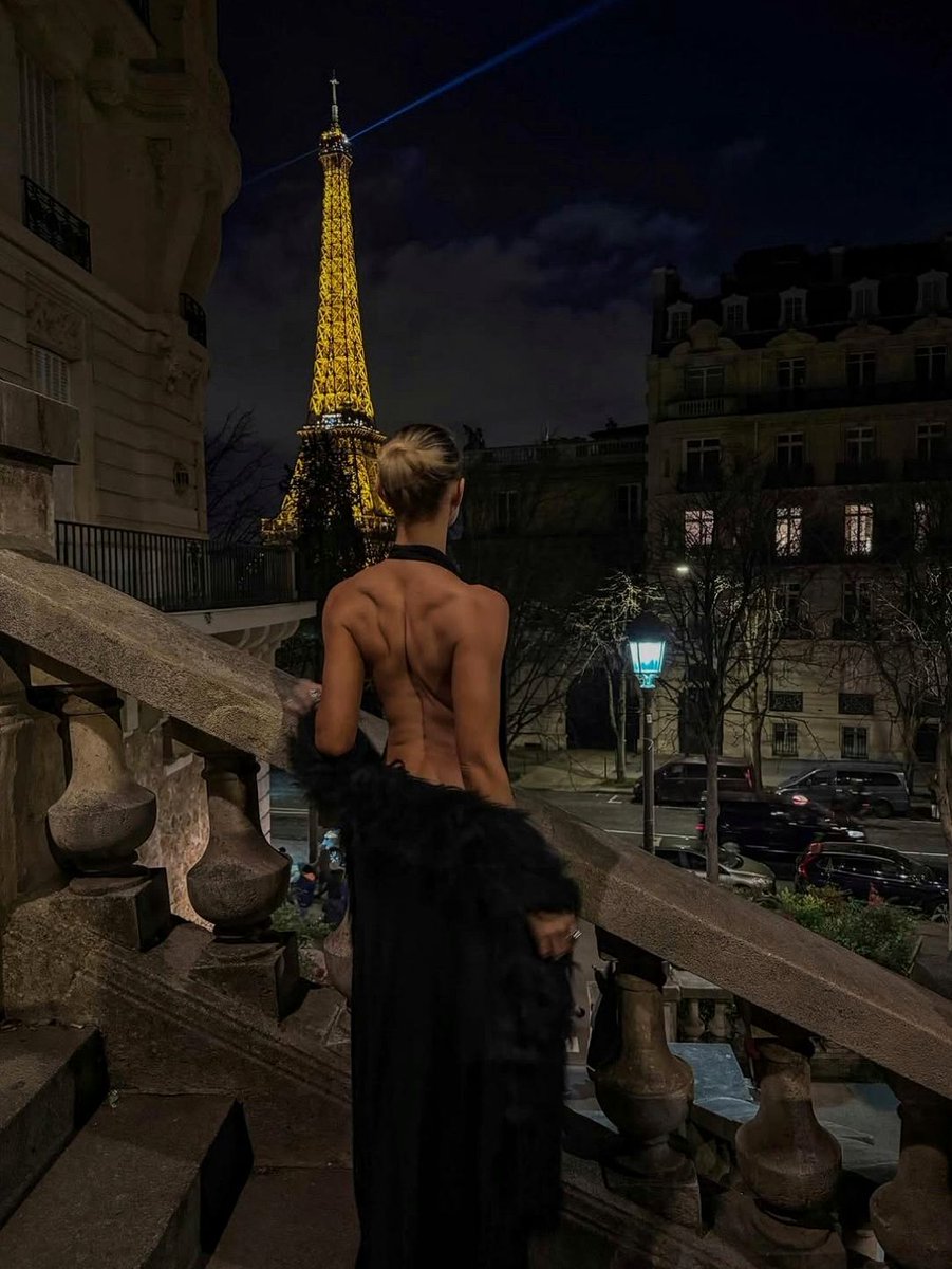 Parisianaes1's tweet photo. For quality therapy, take your girlfriend to Paris https://t.co/RZ2QylZuBX