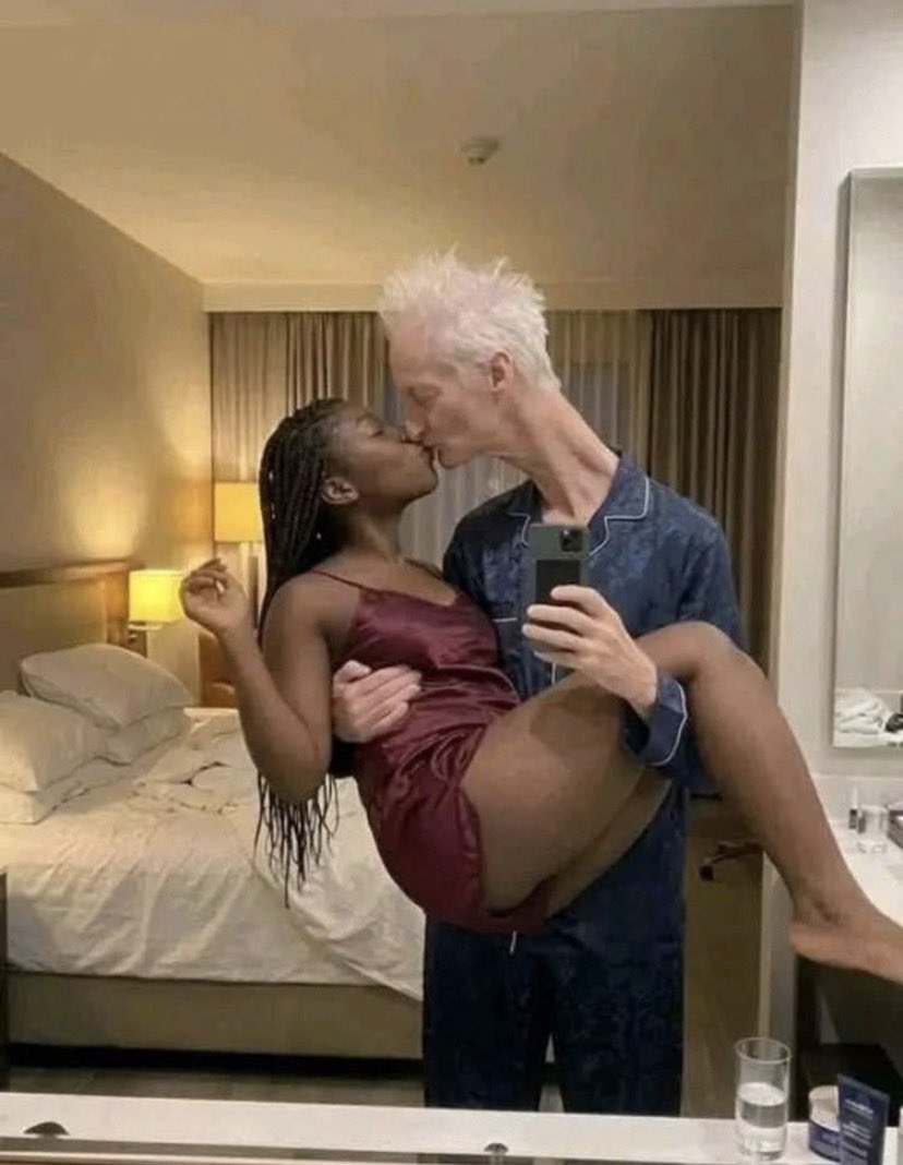 Nigeria lady flaunt her husband.
Love is Beautiful🥰🥰