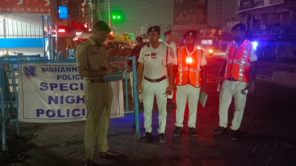 bidhannagarpc's tweet photo. Naka checking going on at different important locations under Bidhannagar Police Commissionerate. Shri Kunal Jain, IPS, ACP Rajarhat has been supervising night policing at different points.
#bdnpc
#bidhannagarpolice
#specialnightpolicing https://t.co/AeqfNq5IF0